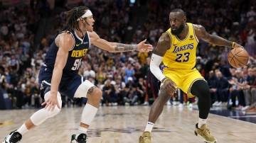 LeBron James controla a bola no terceiro quarto durante o jogo cinco da primeira rodada dos playoffs da Conferência Oeste contra o Denver Nuggets no Ball Arena em Denver, Colorado, em 29 de abril de 2024 (Matthew Stockman/Getty Images)