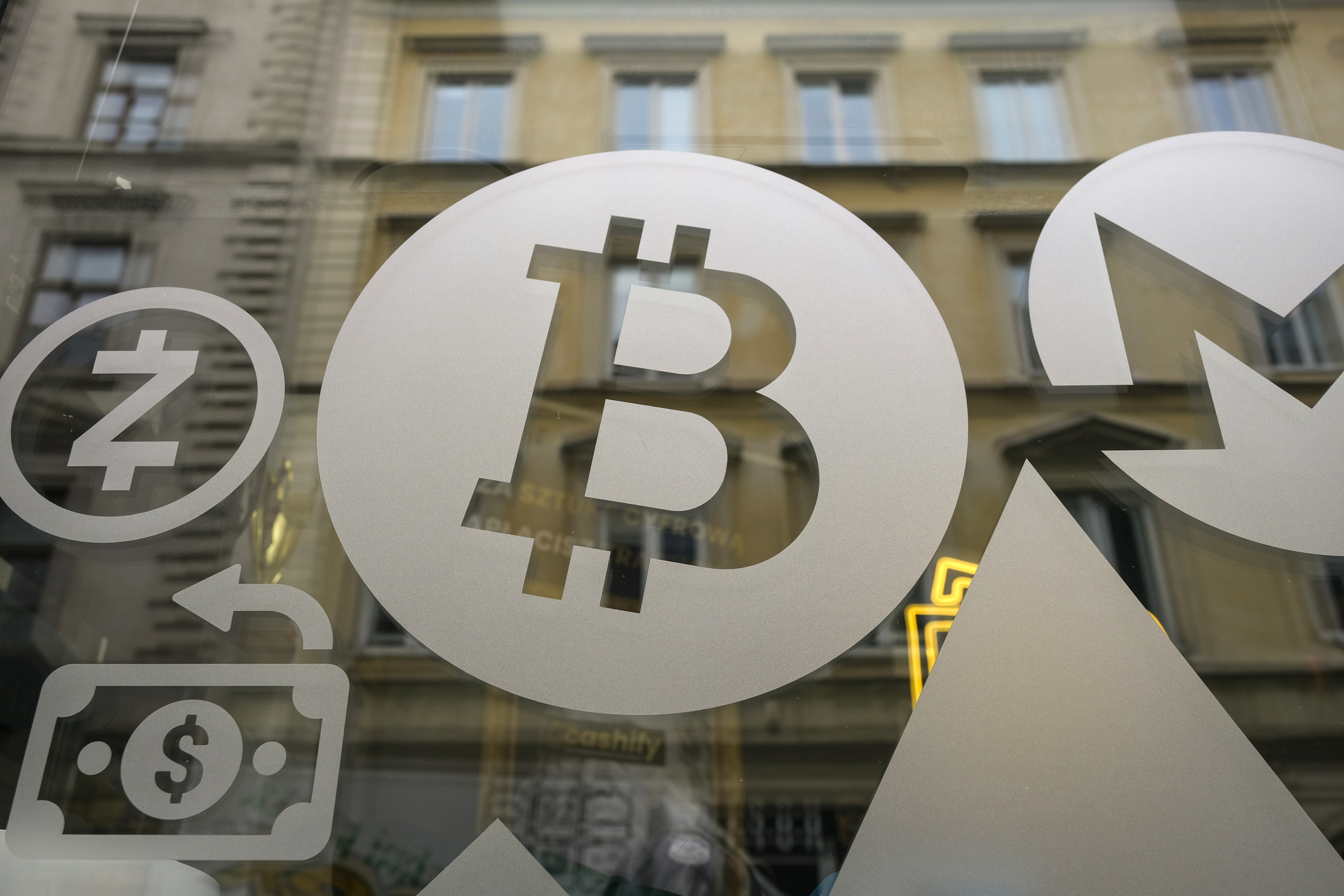 Bitcoin respira e volta aos US$ 57 mil, mas traders seguem apreensivos