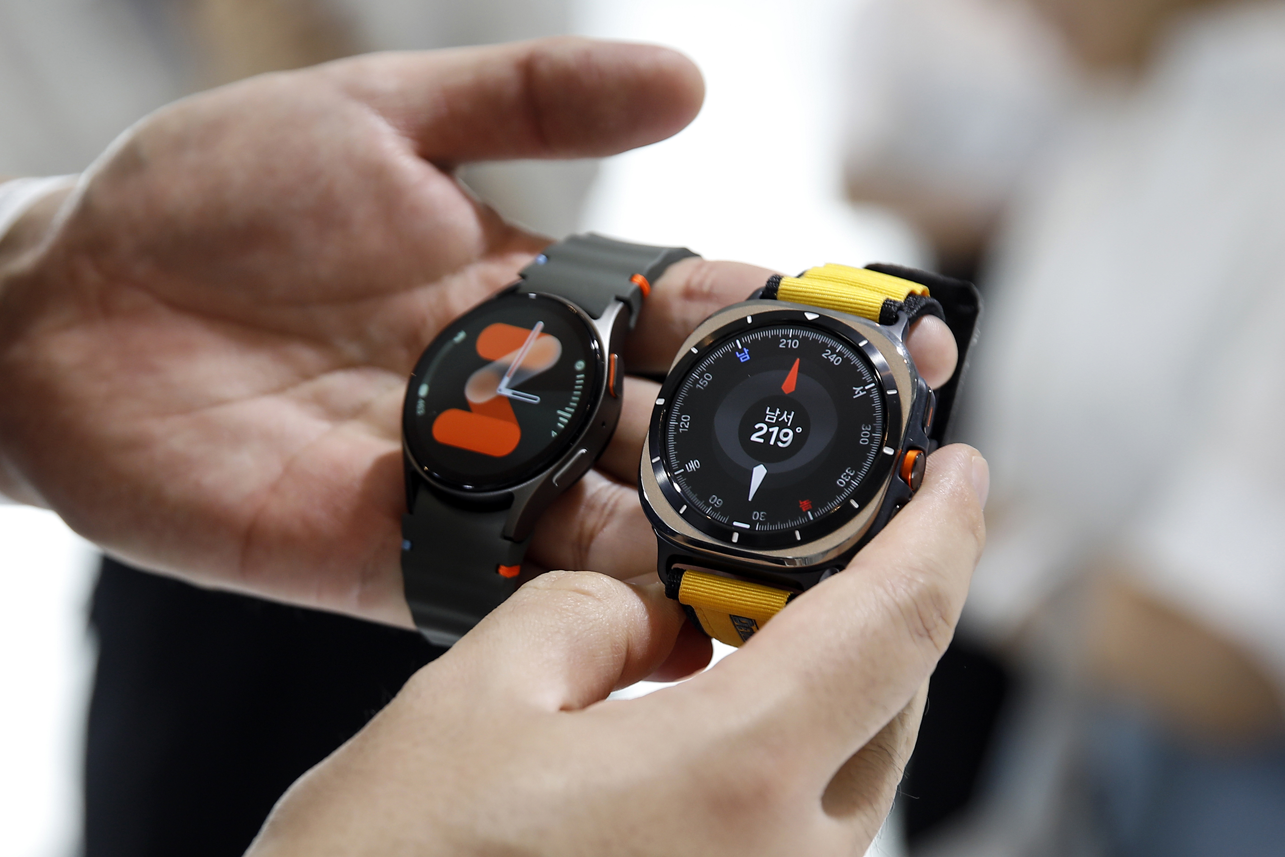 O Galaxy Watch 7, à esquerda, e o Galaxy Watch Ultra (Bloomberg)