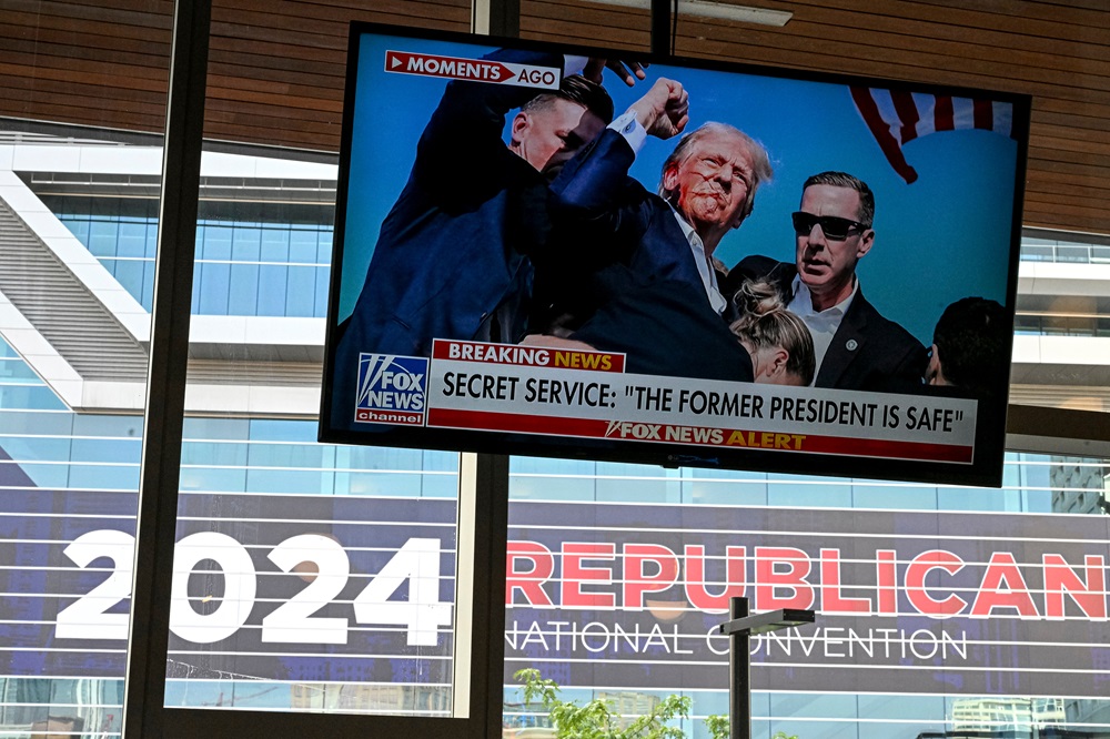 Monitor exibe notícias do comício do ex-presidente dos EUA, Donald Trump, antes da Convenção Nacional Republicana (RNC) em Milwaukee, Wisconsin, EUA, no sábado, 13 de julho de 2024 (David Paul Morris/Bloomberg)