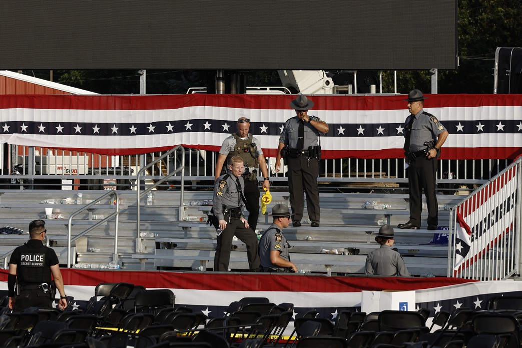 Autoridades perto do palco do comício de campanha para o candidato presidencial republicano e ex-presidente Donald Trump em 13 de julho de 2024 em Butler, Pensilvânia (Anna Moneymaker/Getty Images North América)