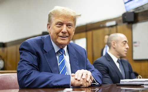 Donald Trump durante seu julgamento criminal no Tribunal Criminal de Manhattan em 16 de abril (Justin Lane/Getty Images)