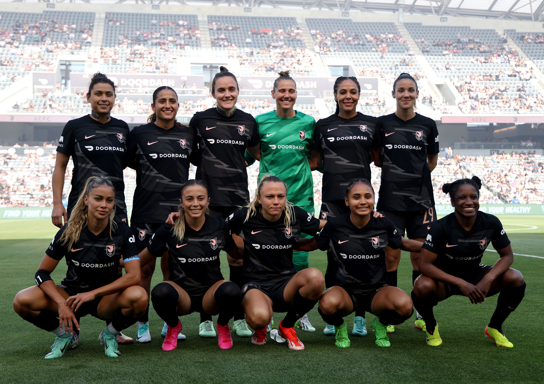 O time titular do Angel City FC antes do jogo contra o Houston Dash no Estádio BMO em Los Angeles, em 12 de maio de 2024 (Harry How/Getty Images)