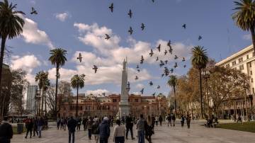 Turistas e pedestres na Plaza de Mayo em Buenos Aires, Argentina. (Foto: Sarah Pabst/Bloomberg)