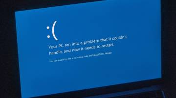 Uma tela de erro azul em um laptop após relatos de uma grande interrupção global. 19/07/2024. (Foto: Andrey Rudakov/Bloomberg)
