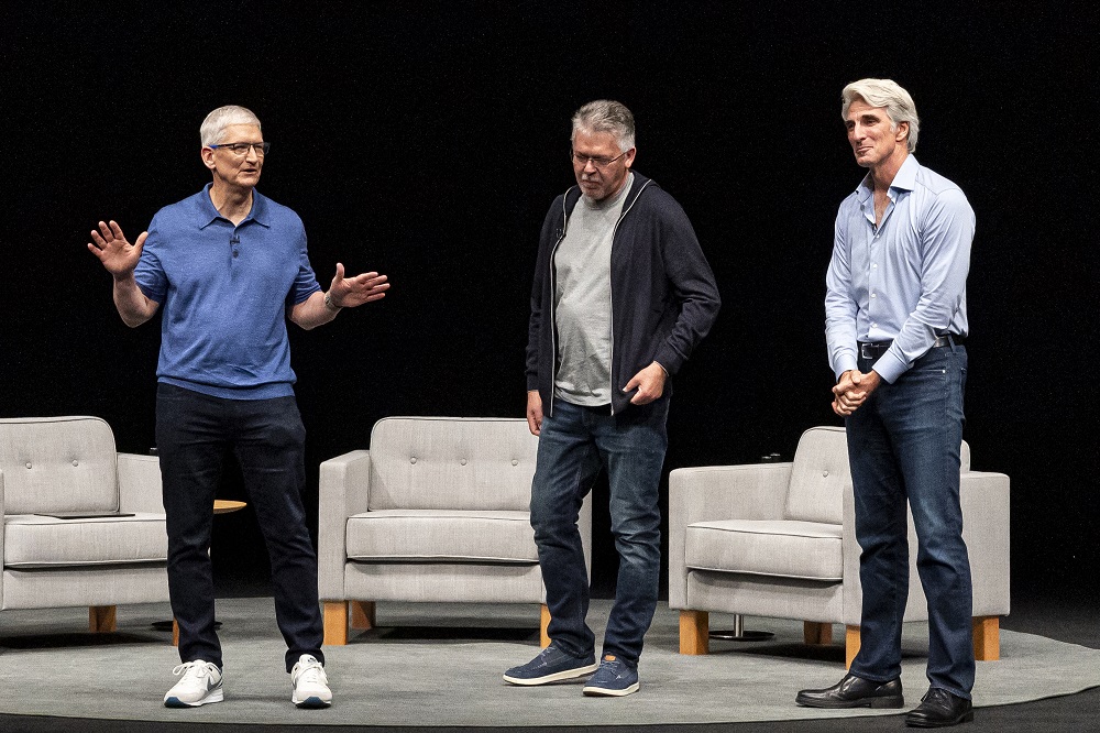 Tim Cook, CEO da Apple Inc., à esquerda, John Giannandrea, vice-presidente sênior de aprendizado de máquina e estratégia de IA da Apple Inc., e Craig Federighi, vice-presidente sênior de engenharia de software da Apple (Bloomberg)