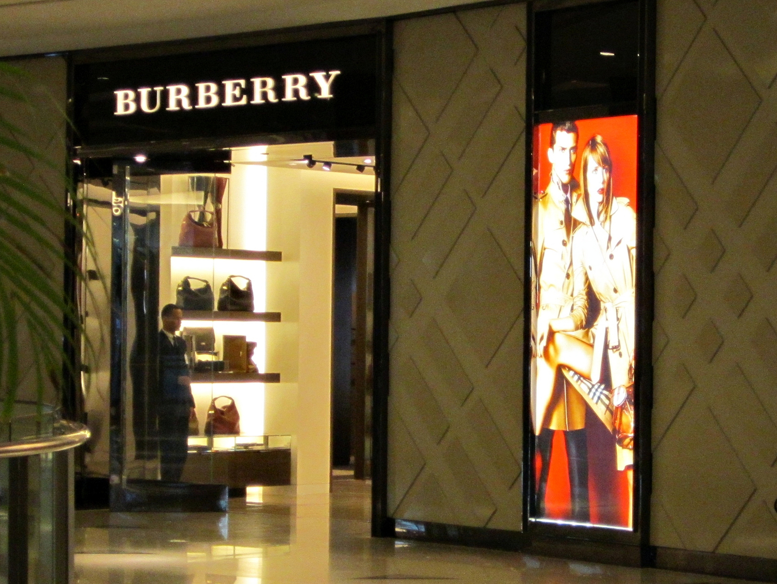 Burberry no RioMar Shopping - Recife, Pernambuco, Brasil (Foto: Wikimedia Commons)