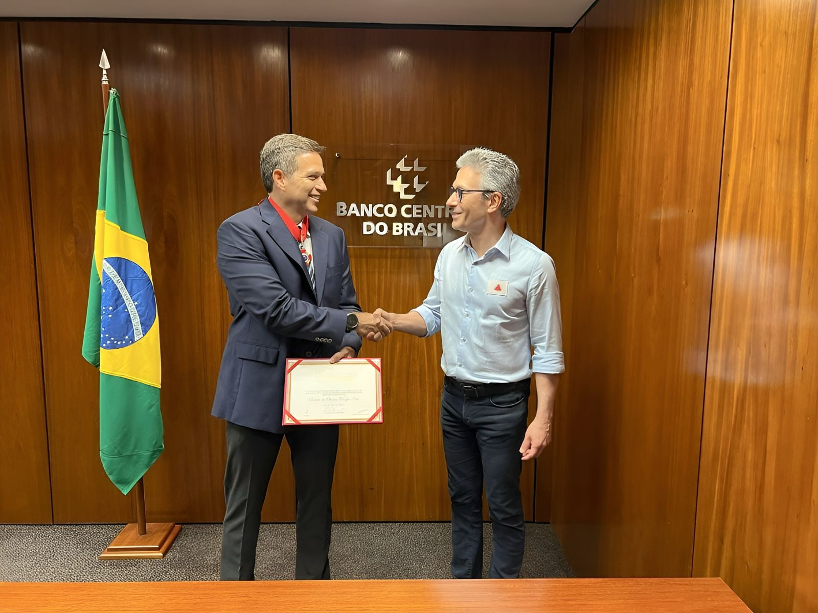 Campos Neto recebe Medalha da Inconfidência de governador de Minas Gerais