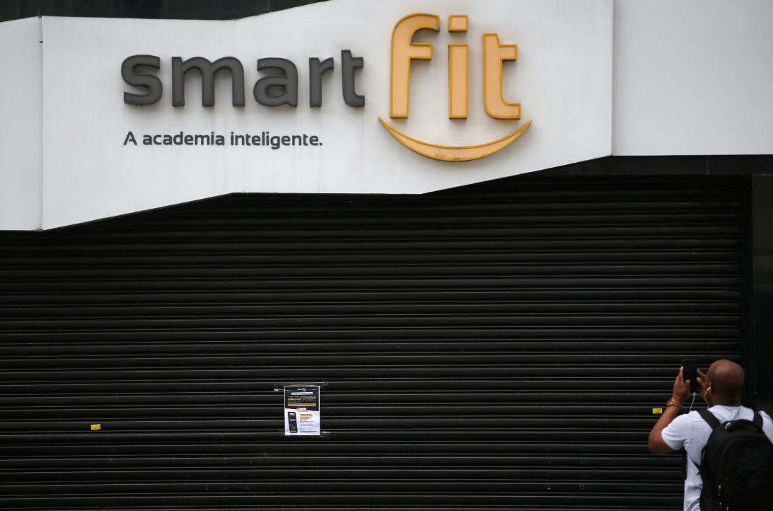 Homem tira foto de fachada de unidade da Smart Fit em São Paulo (REUTERS/Rahel Patrasso)

