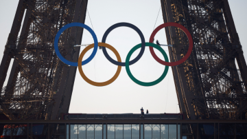 Olimpíada - Anéis olímpicos na Torre Eiffel - Paris