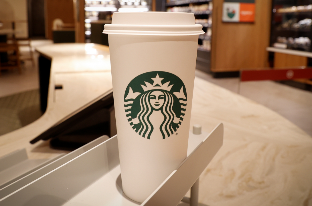 Starbucks: Novo CEO Suspende Projeções em Turnaround 2024