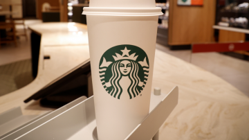 Copo da Starbucks em loja da rede em Nova York