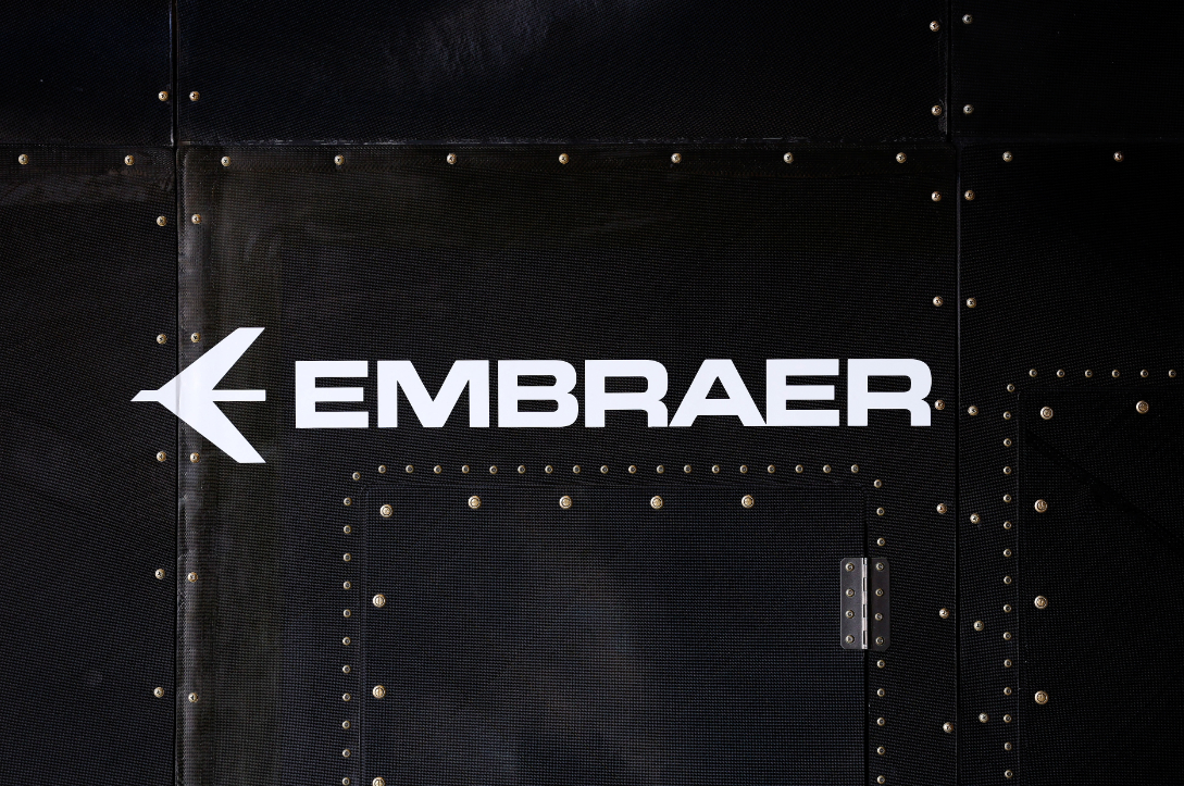 Embraer (EMBR3) recupera grau de investimento e atesta bom momento; ações sobem