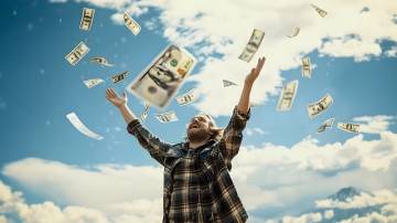 Homem comemorando que ganhou na loteria jogando dinheiro para cima em dólar