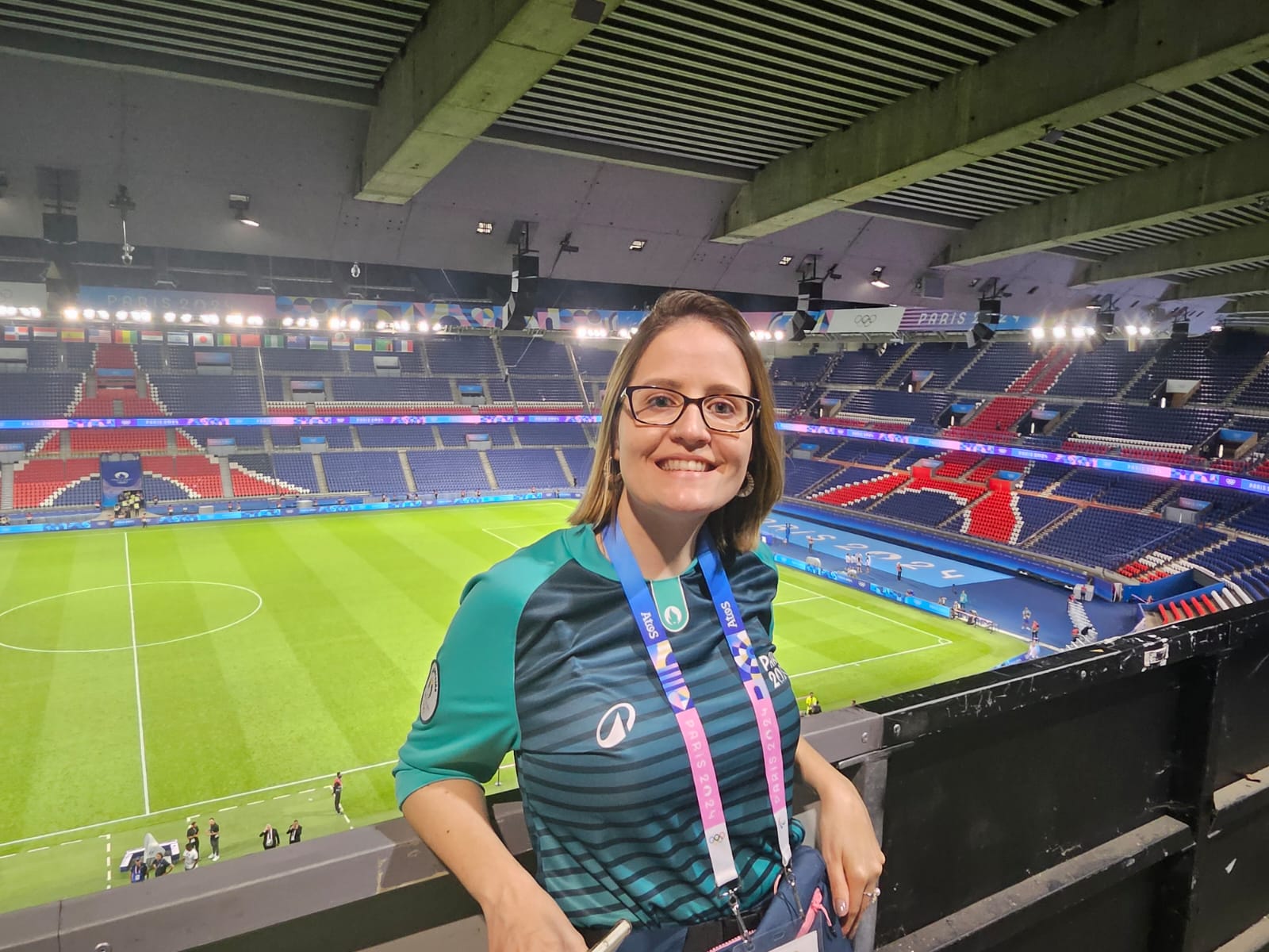 mulher voluntária nas Olímpiadas de Paris 2024 dentro de estádio de futebol