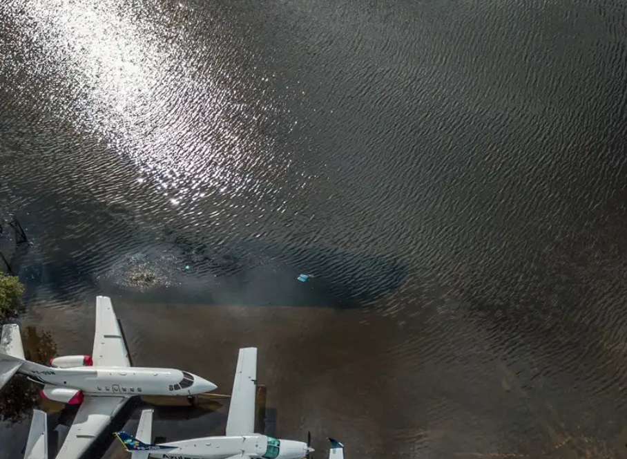 Aeroporto Internacional Salgado Filho, em Porto Alegre (RS), ficou debaixo d'água (Foto: Rafa Neddermeyer/Agência Brasil)