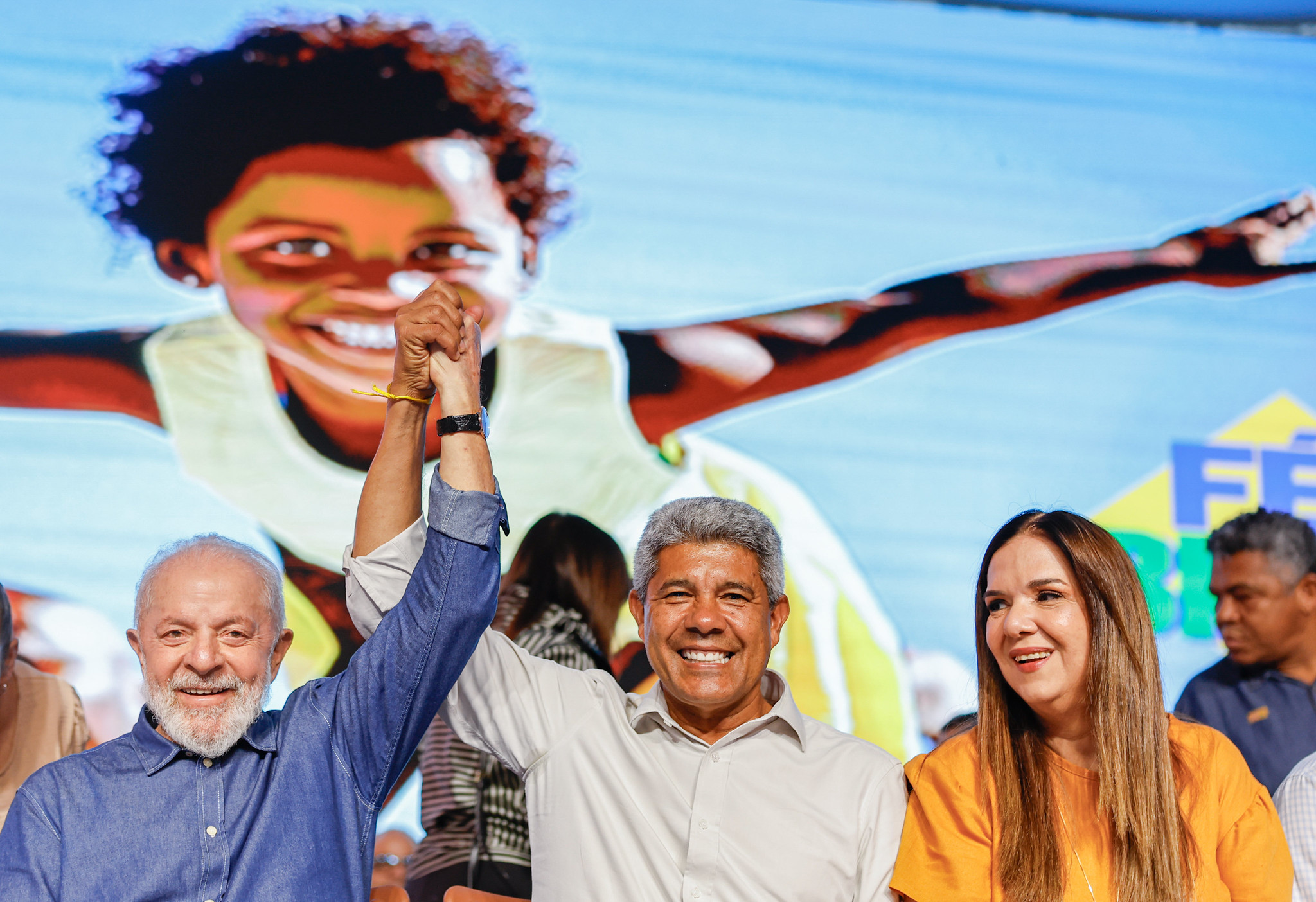 Lula chora, diz que percorrerá o Brasil e que não tem de prestar contas a “banqueiro”