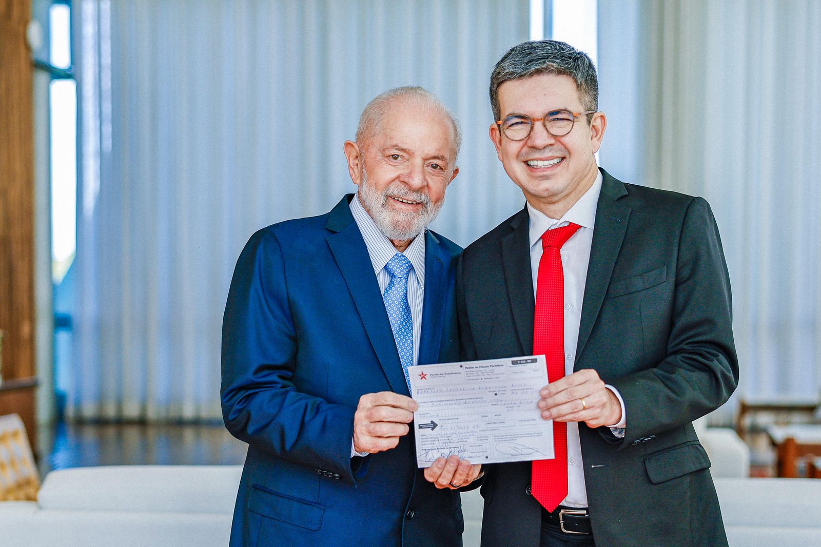 O senador Randolfe Rodrigues (AP) se filiou novamente ao Partido dos Trabalhadores (PT), do presidente Luiz Inácio Lula da Silva (Foto: Ricardo Stuckert/PR)