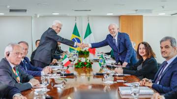 Luiz Inácio Lula da Silva (PT), presidente da República, em reunião com o presidente da Itália, Sergio Mattarella (Foto: Ricardo Stuckert/PR)
