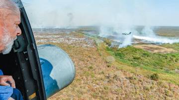 O presidente Luiz Inácio Lula da Silva (PT) fez um sobrevoo às áreas atingidas por incêndios na região de Corumbá, no Mato Grosso do Sul (Foto: Ricardo Stuckert/PR)