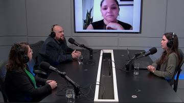 Duas mulheres e um homem numa mesa de podcast debatem sobre o seguro de vida. Há uma mulher no telão participando da conversa por videochamada