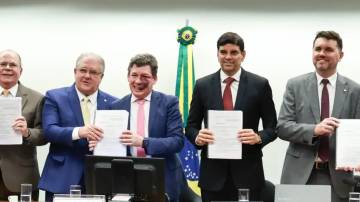 Deputados apresentam relatório sobre a regulamentação da reforma tributária (Foto: Lula Marques/Agência Brasil)