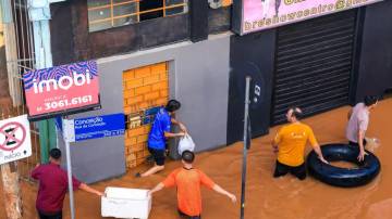Moradores tentam escapar de enchente no Rio Grande do Sul (Foto: Gustavo Mansur/Palácio Piratini)