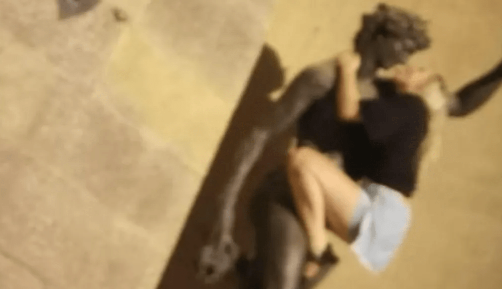 Poses obscenas de turistas com estátuas causam indignação em Florença, na Itália