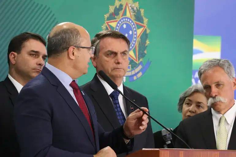 O governador do Rio de Janeiro, Wilson Witzel, durante encontro com o presidente da República, Jair Bolsonaro, o senador Flávio Bolsonaro e Chase Carey, CEO da Liberty Media (grupo que comanda a Fórmula 1), no Palácio do Planalto (Foto: Valter Campanato/Agência Brasil)