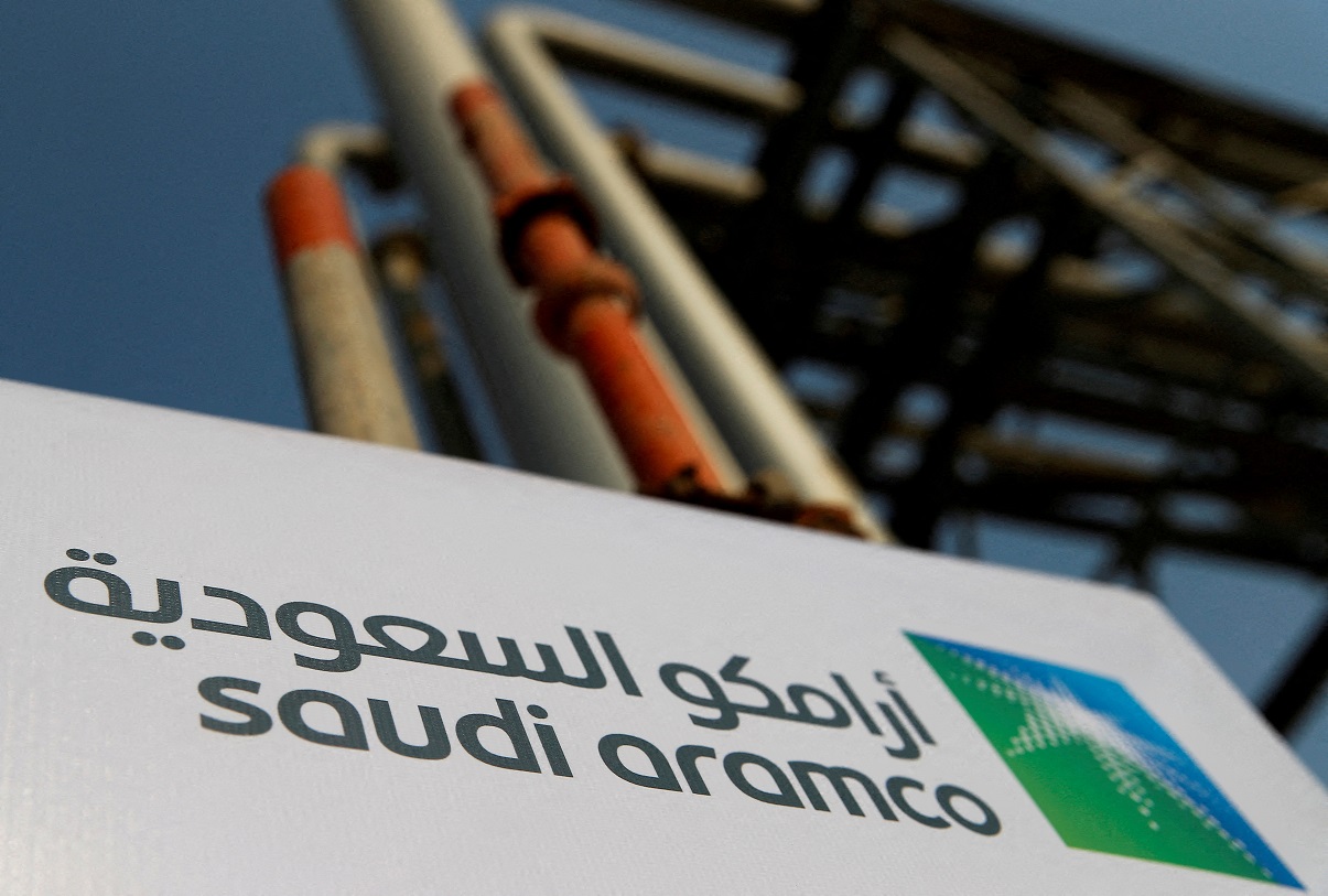 Logotipo da Saudi Aramco é mostrado nas instalações de petróleo em Abqaiq, Arábia Saudita, em 12 de outubro de 2019. REUTERS/Maxim Shemetov/Foto de arquivo