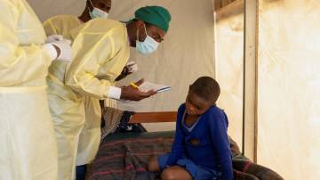 Médico verifica a evolução das lesões cutâneas causadas pela mpox em criança na República Democrática do Congo. 19/07/2024. (Foto: REUTERS/Arlette Bashizi)