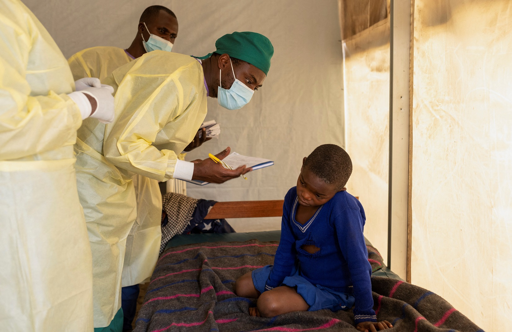 Médico verifica a evolução das lesões cutâneas causadas pela mpox em criança  na República Democrática do Congo. 19/07/2024. (Foto: REUTERS/Arlette Bashizi)