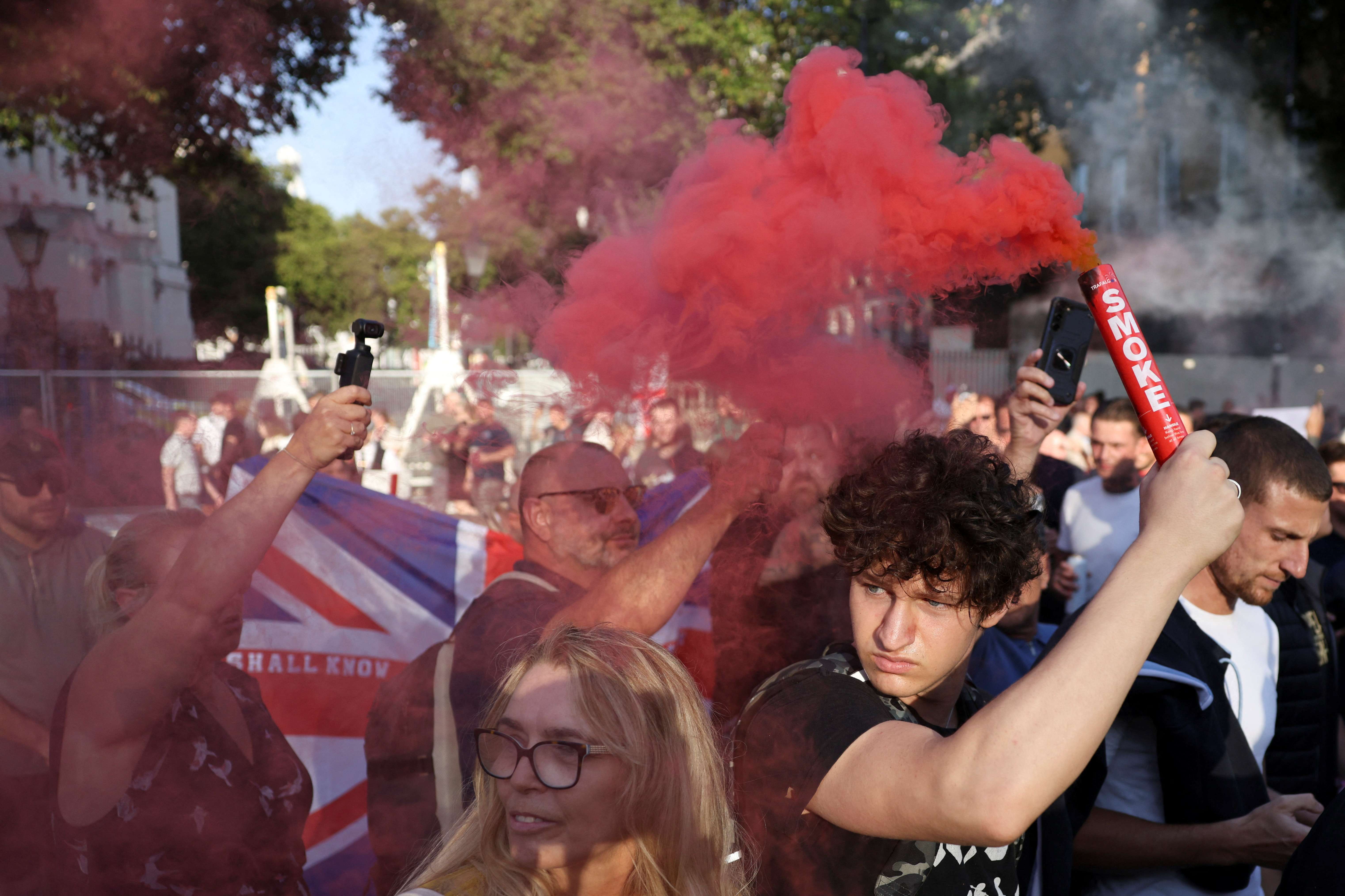 Um manifestante segura um sinalizador durante protesto contra a imigração ilegal, em Londres - 31/07/2024 (Foto: Hollie Adams/Reuters)