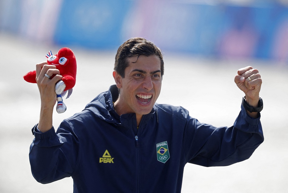 Caio Bonfim comemora no pódio após conquistar medalha de prata na corrida de 20km da marcha atlética na Olimpíada Paris 2024
01/08/2024 REUTERS/Amanda Perobelli