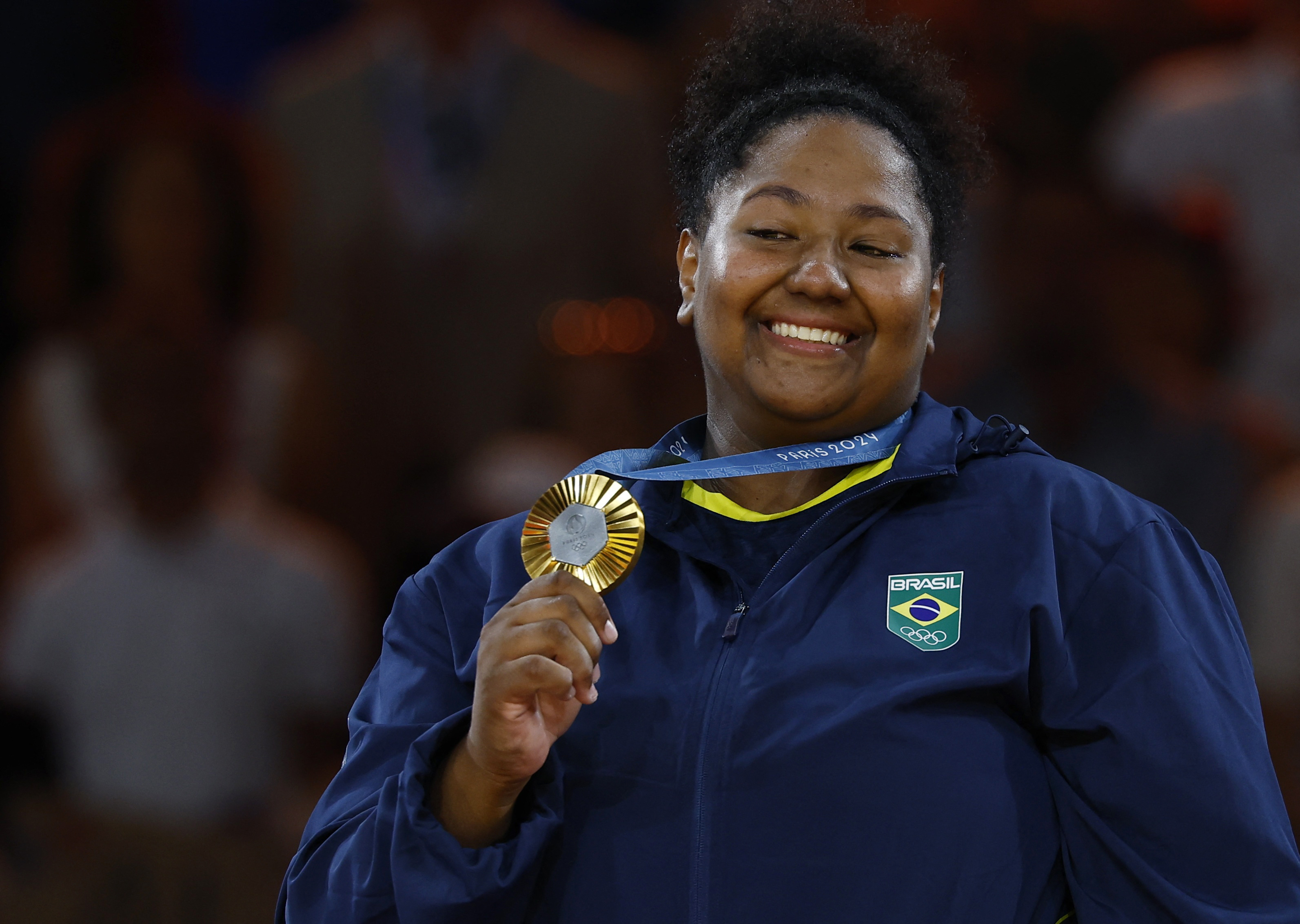 Medalhista de ouro Beatriz Souza, do Brasil, reage após receber sua medalha (REUTERS/Kim Kyung-Hoon)