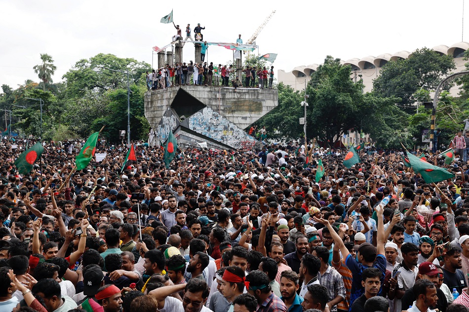 Pessoas celebram renúncia da premiê Hasina em Daca
 5/8/2024   REUTERS/Mohammad Ponir Hossain