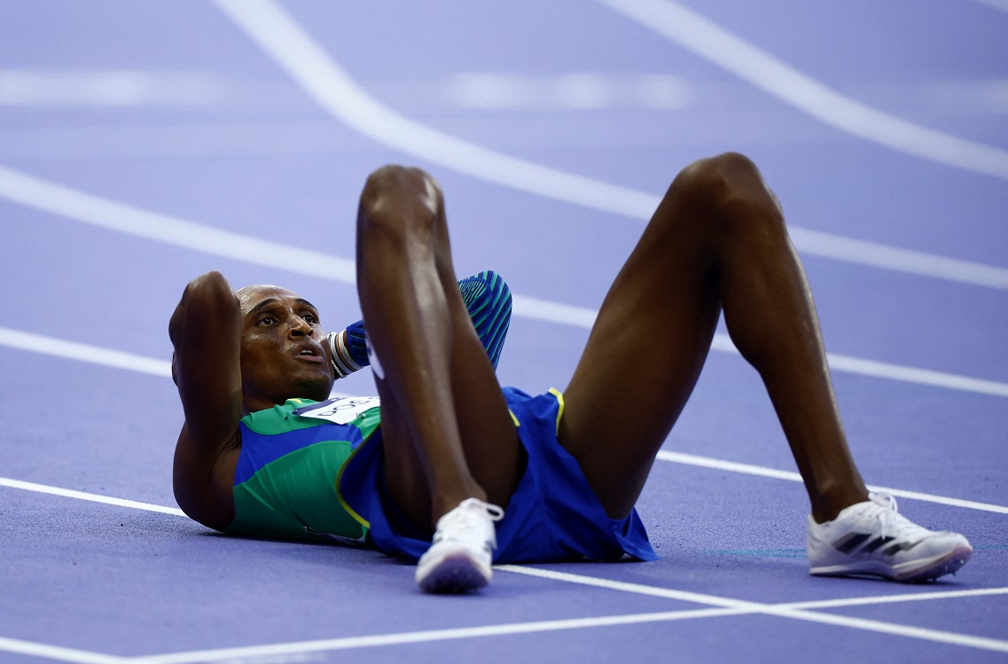 Alison dos Santos, do Brasil, reage após terminar em terceiro na primeira semifinal. REUTERS/Sarah Meyssonnier