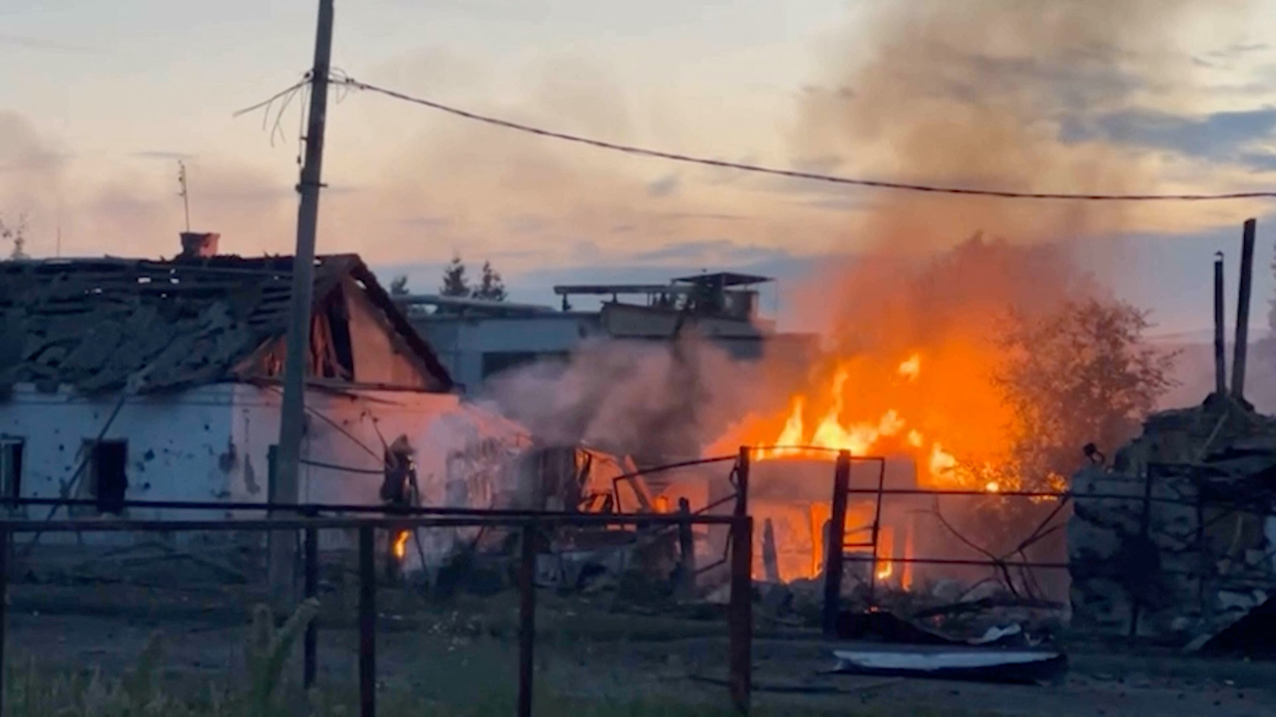 Prédio em chamas na cidade de Sudzha após uma incursão de tropas ucranianas na região de Kursk, Rússia (MIC Izvestia / IZ.RU via REUTERS)