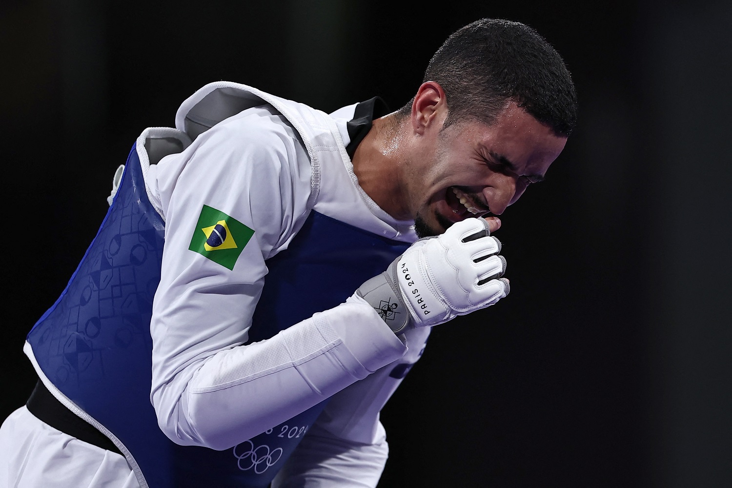 Edival Pontes do Brasil comemora a conquista da medalha de bronze após sua vitória sobre Javier Perez Polo da Espanha. REUTERS/Tingshu Wang