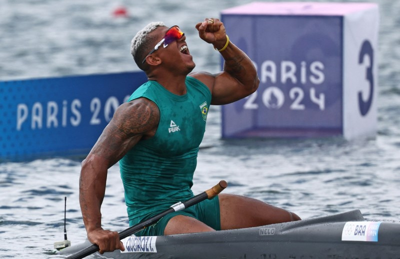 Isaquias Queiroz leva prata na canoagem em Paris e conquista sua 5ª medalha olímpica