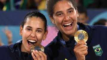 As medalhistas de ouro Ana Patrícia e Duda, do Brasil, posam com as medalhas. REUTERS/Esa Alexander