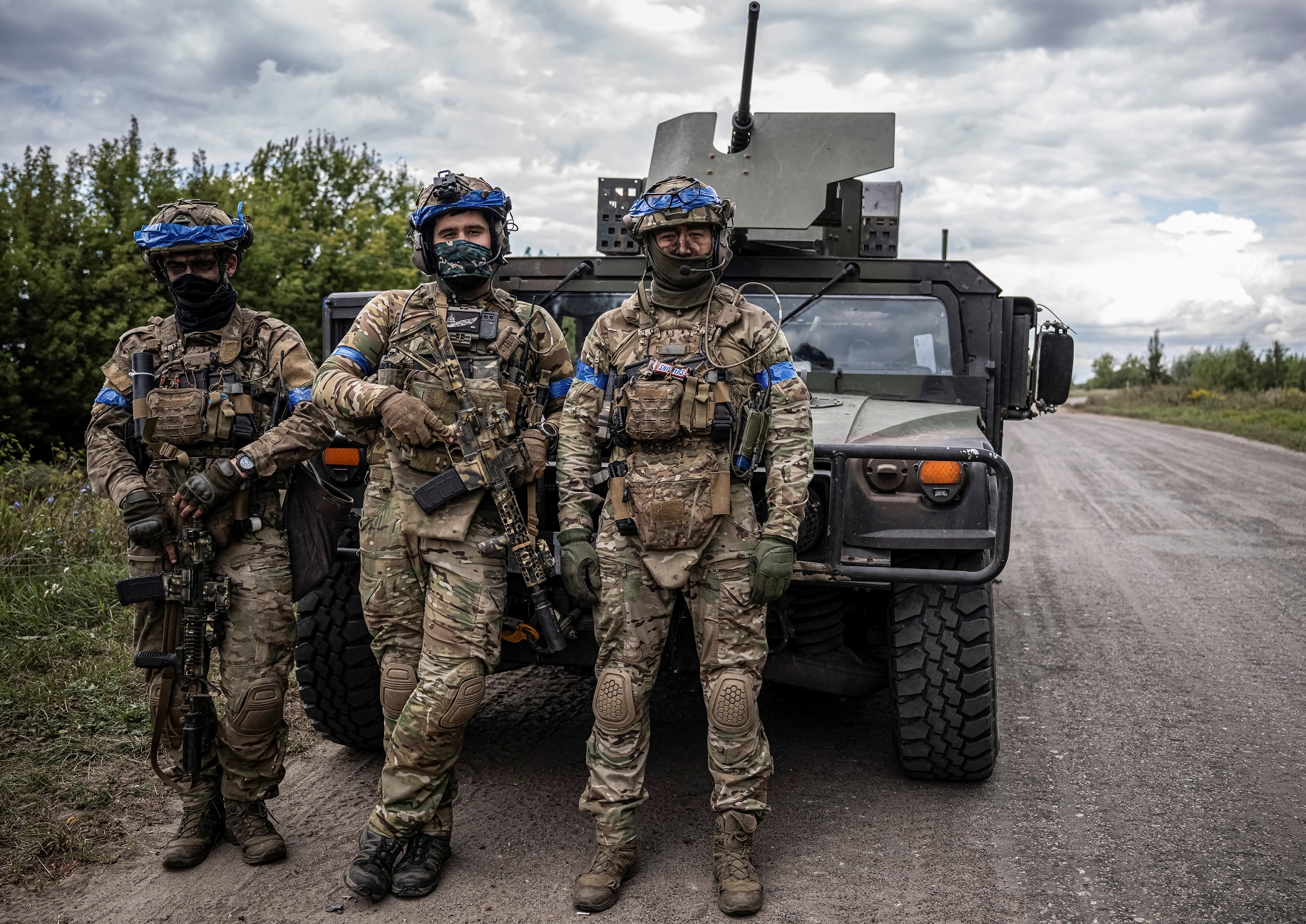 Soldados ucranianos posam perto de veículo militar, em meio ao ataque da Rússia à Ucrânia, na fronteira russa na região de Sumy, Ucrânia, em 11 de agosto de 2024 (REUTERS/Viacheslav Ratynskyi)