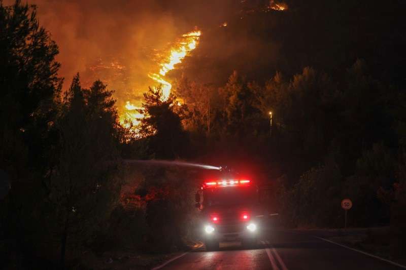 Incêndio em Dionysos, perto de Atenas - 12/8/2024 (Foto: Alexandros Avramidis/Reuters)