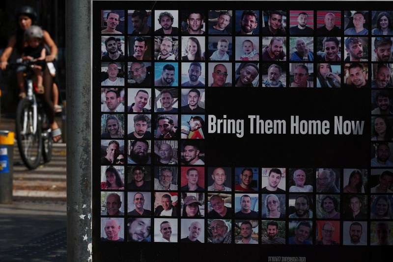 Fotos em memorial de reféns sequestrados durante o ataque de 7 de outubro do Hamas a Israel em Tel Aviv, Israel  - 12/08/2024 (Foto: Florion Goga/Reuters)