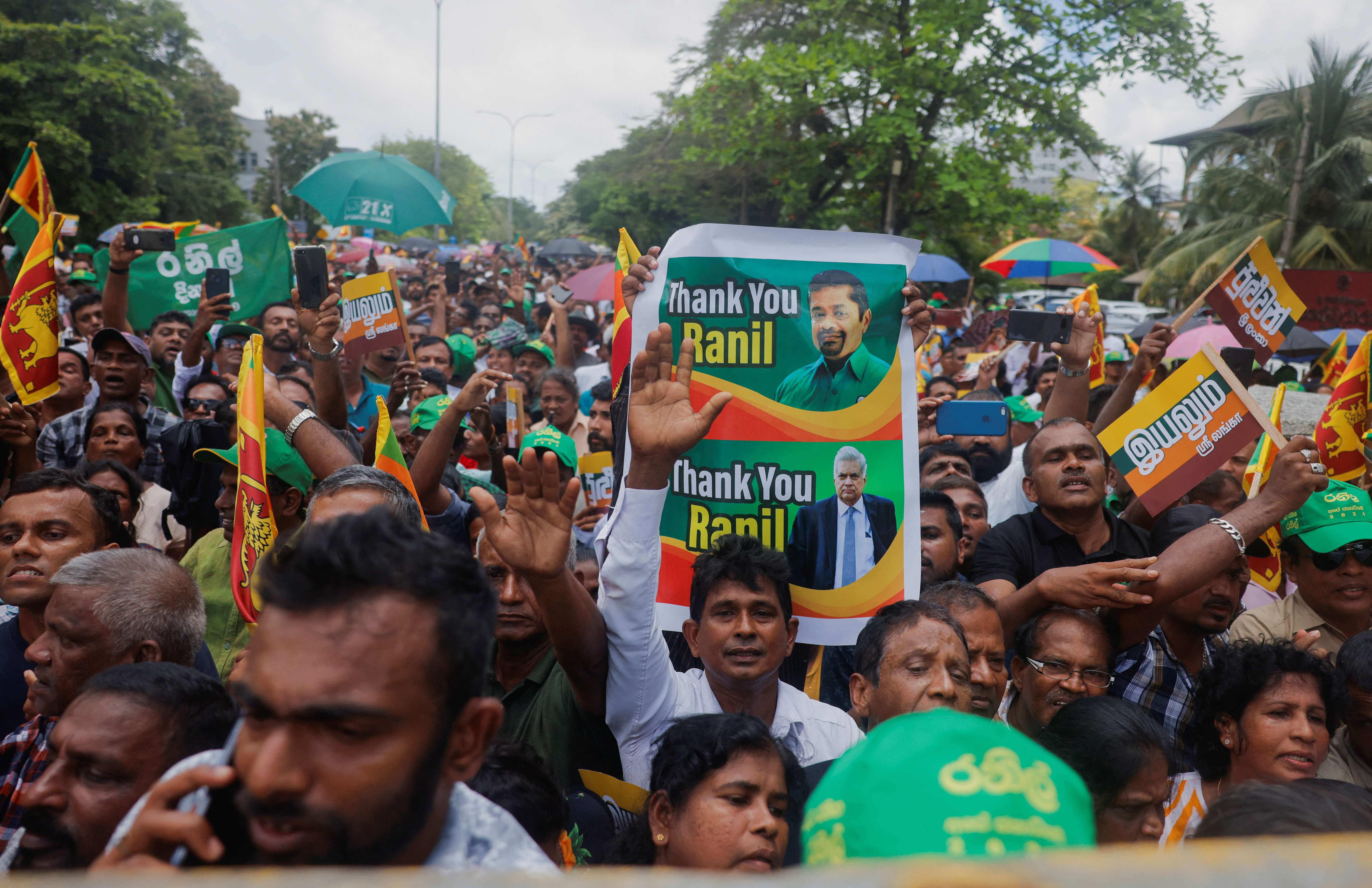 Apoiadores do presidente Ranil Wickremesinghe se reúnem em Colombo, no Sri Lanka - 15/08/2024 (Foto: Dinuka Liyanawatte/Reuters)