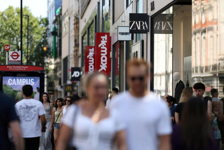 UK economy grows stronger in 2nd quarter, but June data flat