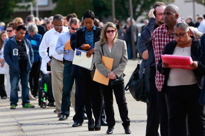 Fila em feira de empregos em Uniondale, Nova York (Foto: Shannon Stapleton/Reuters)