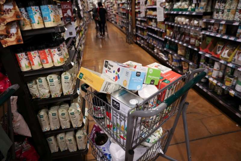 Carrinho de compras em supermercado de Nova York (Foto: Andrew Kelly/Reuters)