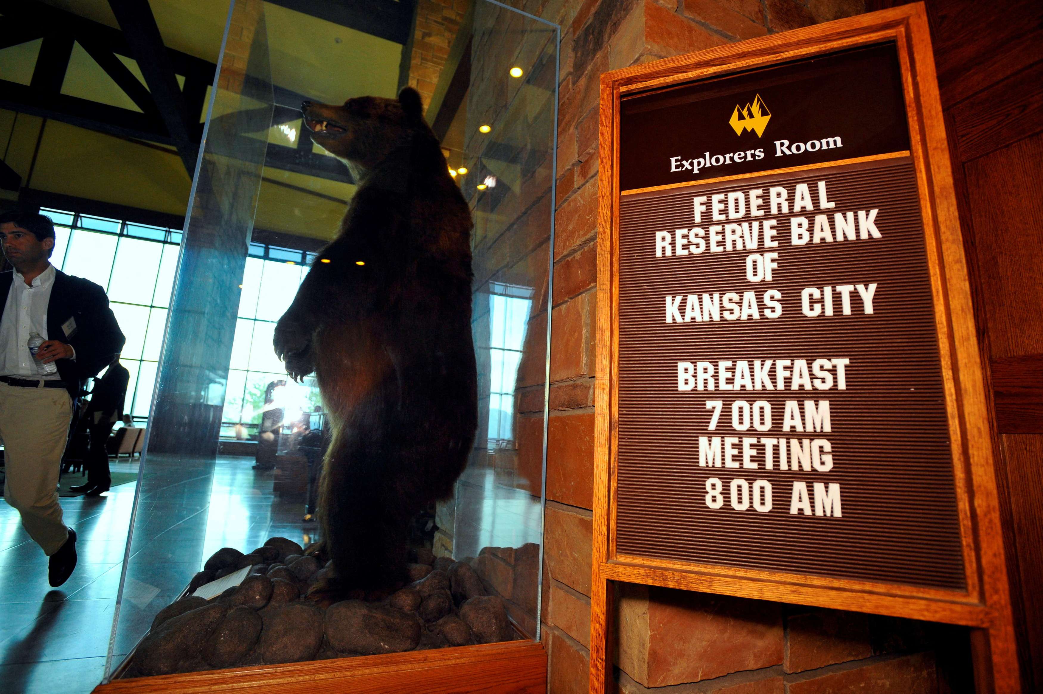 Representação de urso pardo ao lado de uma placa no lobby do local do simpósio de Jackson Hole, no Estado do Wyoming (Foto: Price Chambers/Reuters)