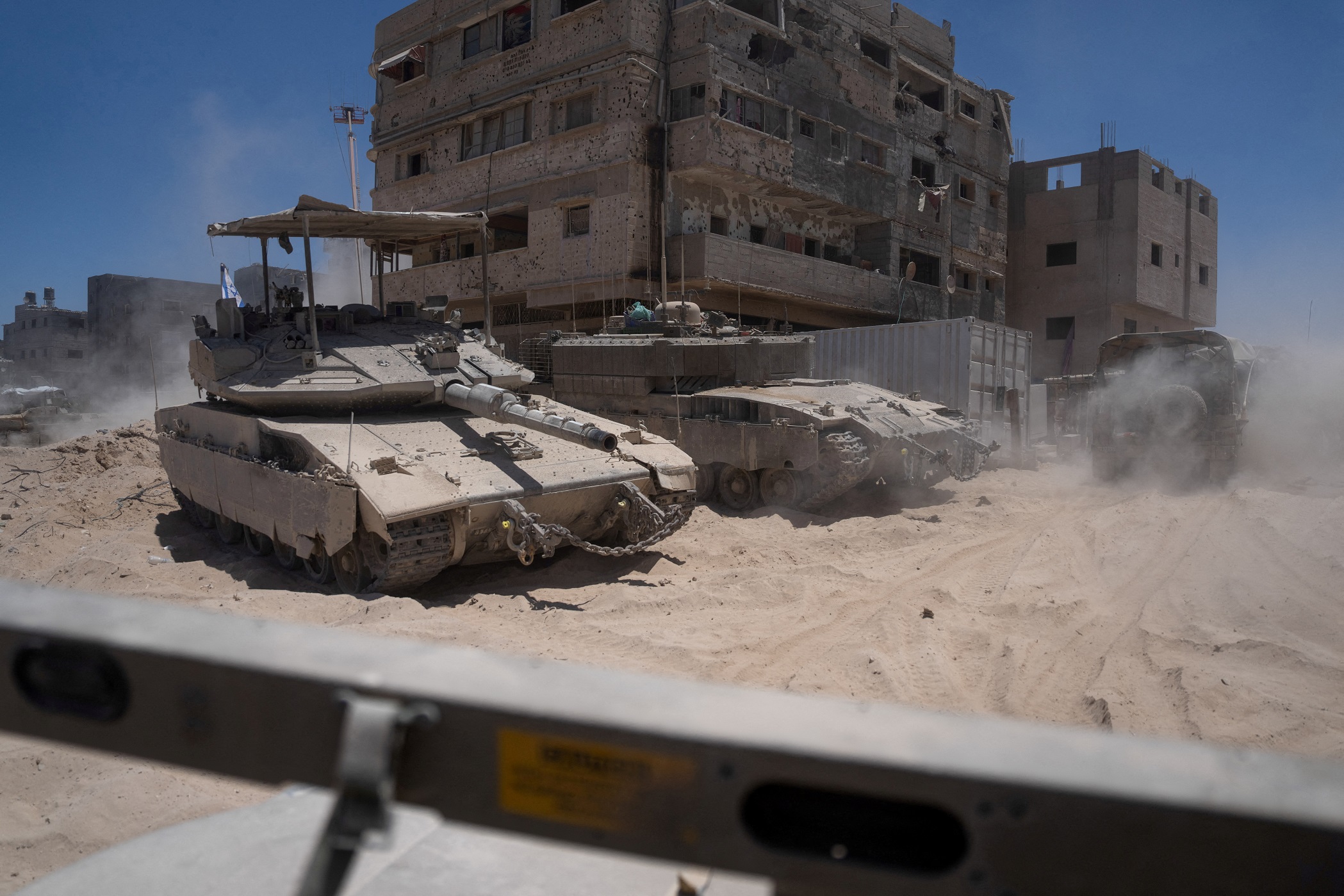 Tanques israelenses fazem operação perto de prédio destruído no sul da Faixa de Gaza
03/07/2024 Ohad Zwigenberg/Pool via REUTERS